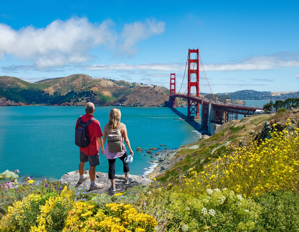 couple at golden gate bridge