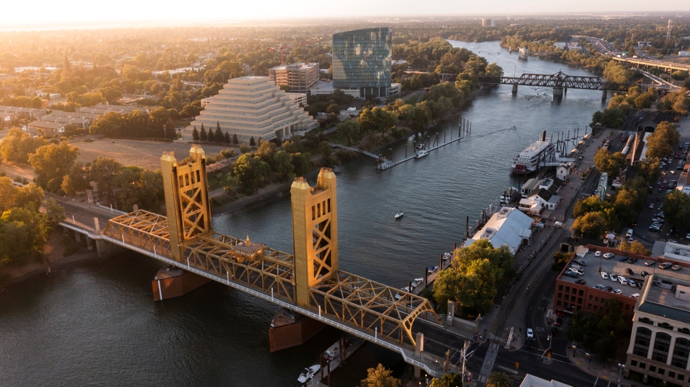 sacramento tower bridge